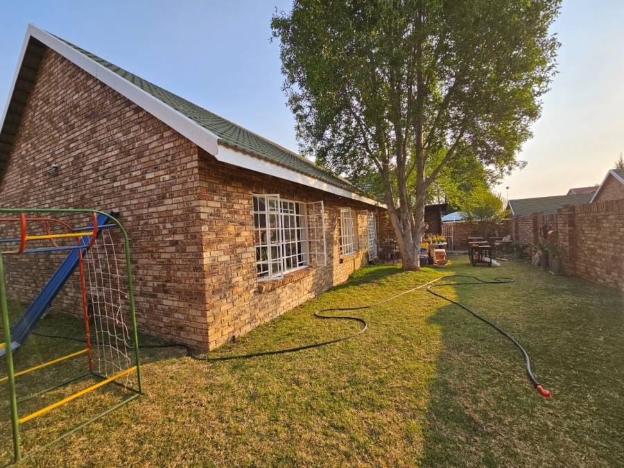 4 Bedroom Property for Sale in Van Der Hoff Park North West